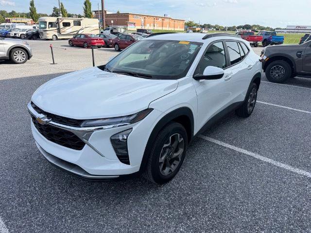 Used 2025 Chevrolet Trax LT w/ LT Convenience Package FWD image 4