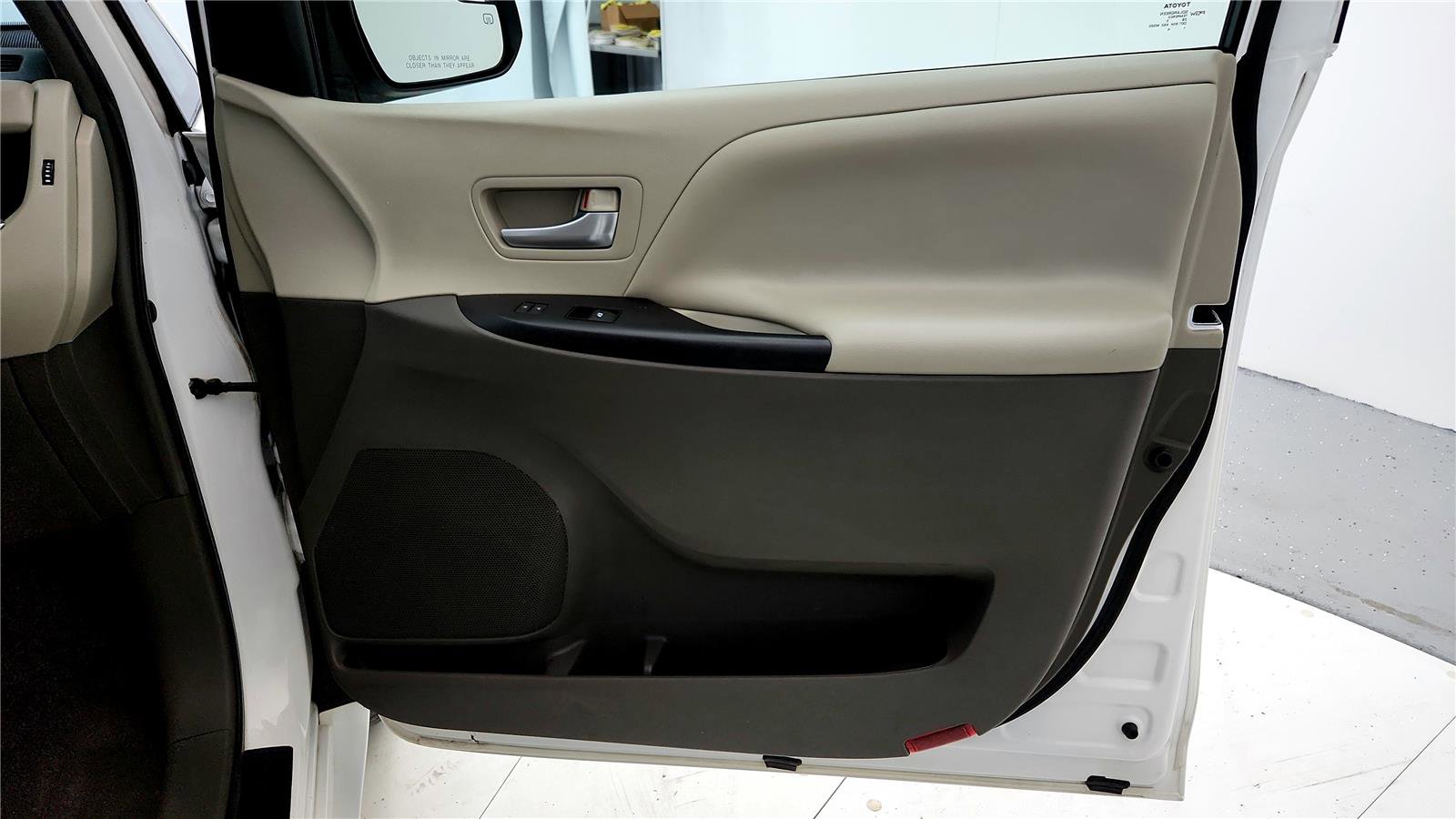 Used 2015 Toyota Sienna LE image 18