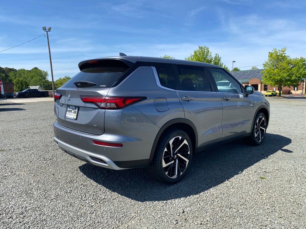 Used 2024 Mitsubishi Outlander SE AWD/4WD image 3