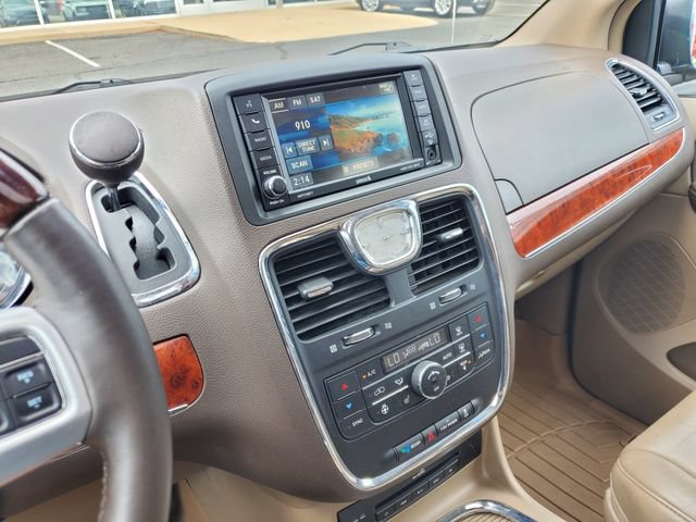 Used 2015 Chrysler Town & Country Limited Platinum FWD image 29