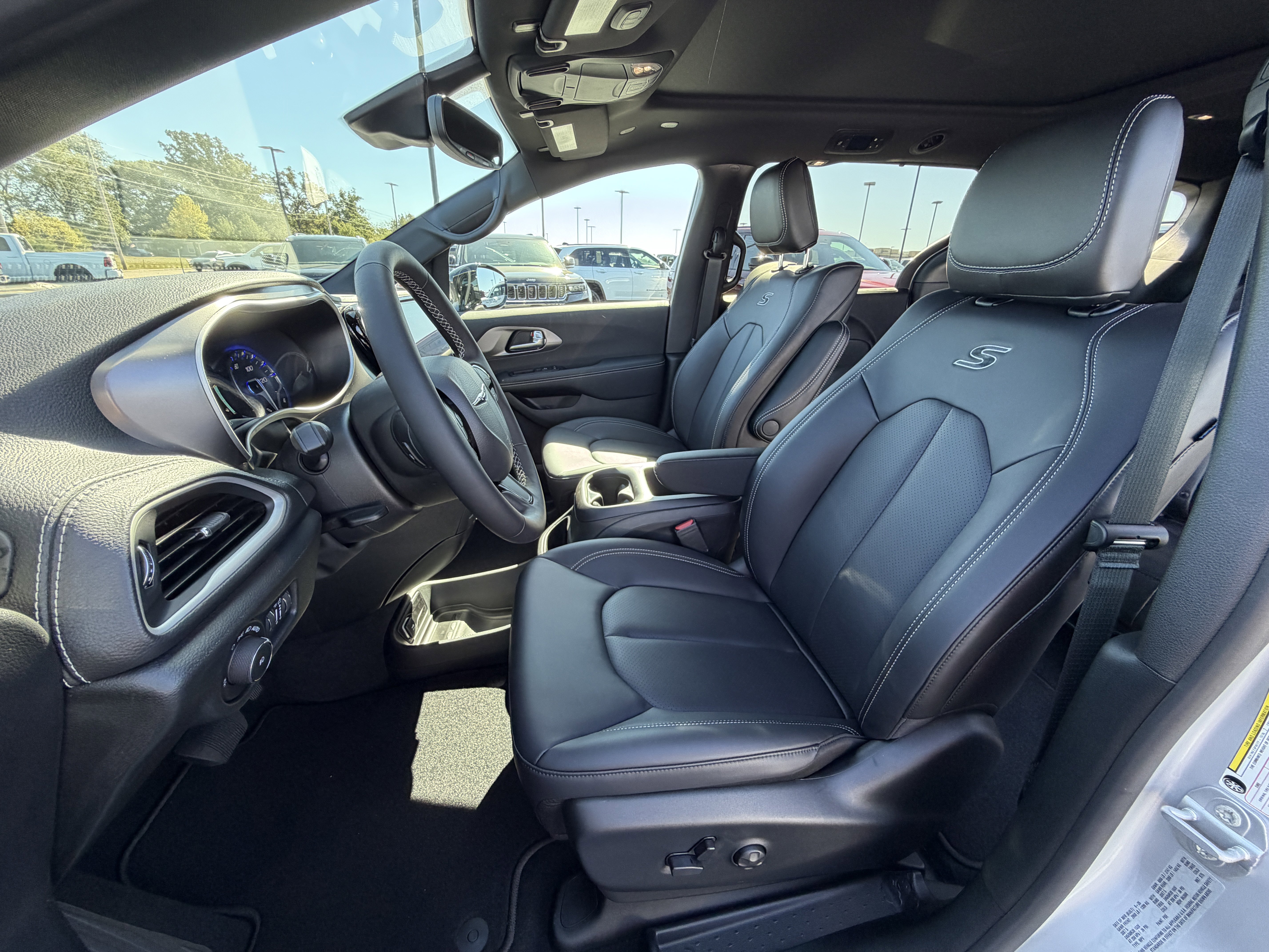 New 2026 Chrysler Pacifica Select image 11