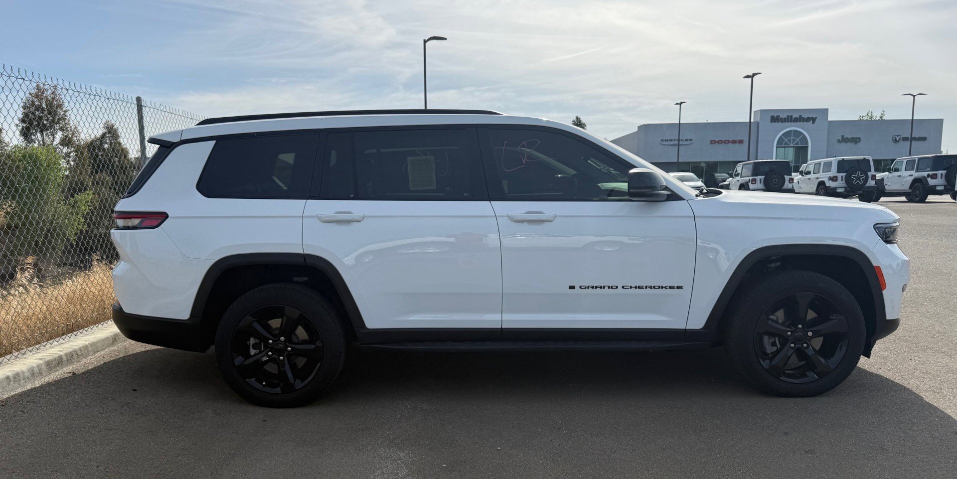 Used 2023 Jeep Grand Cherokee L Limited w/ Black Appearance Package AWD/4WD image 4