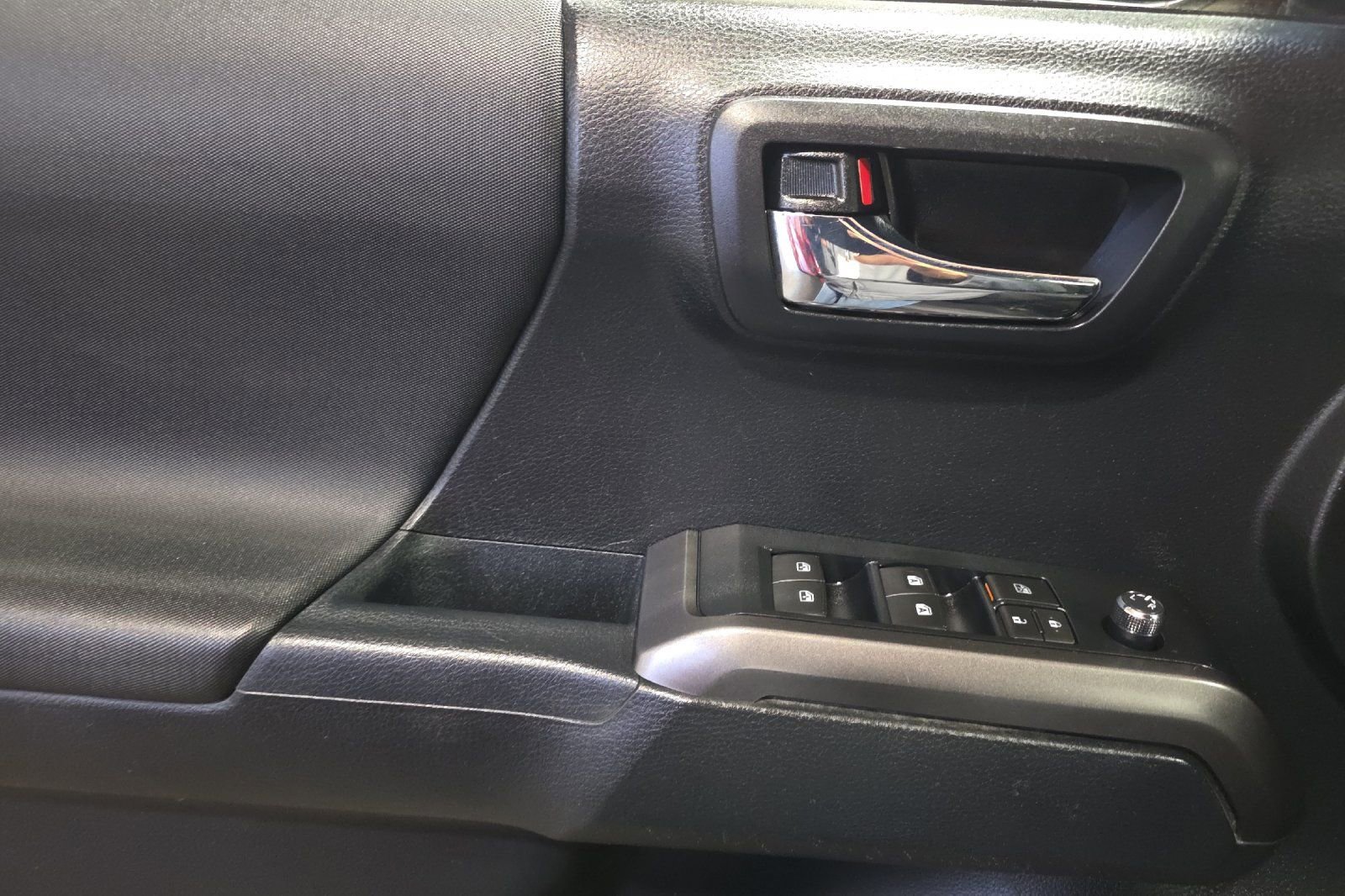 Used 2016 Toyota Tacoma TRD Sport w/ Towing Package image 11