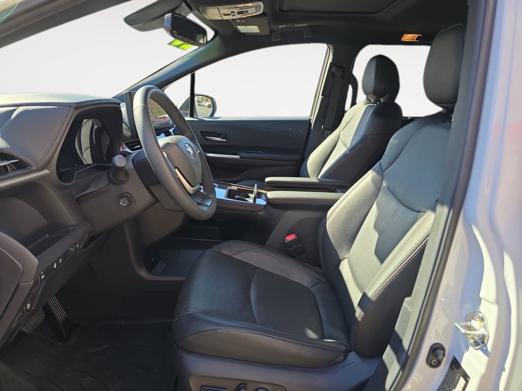 Used 2025 Toyota Sienna Platinum image 10