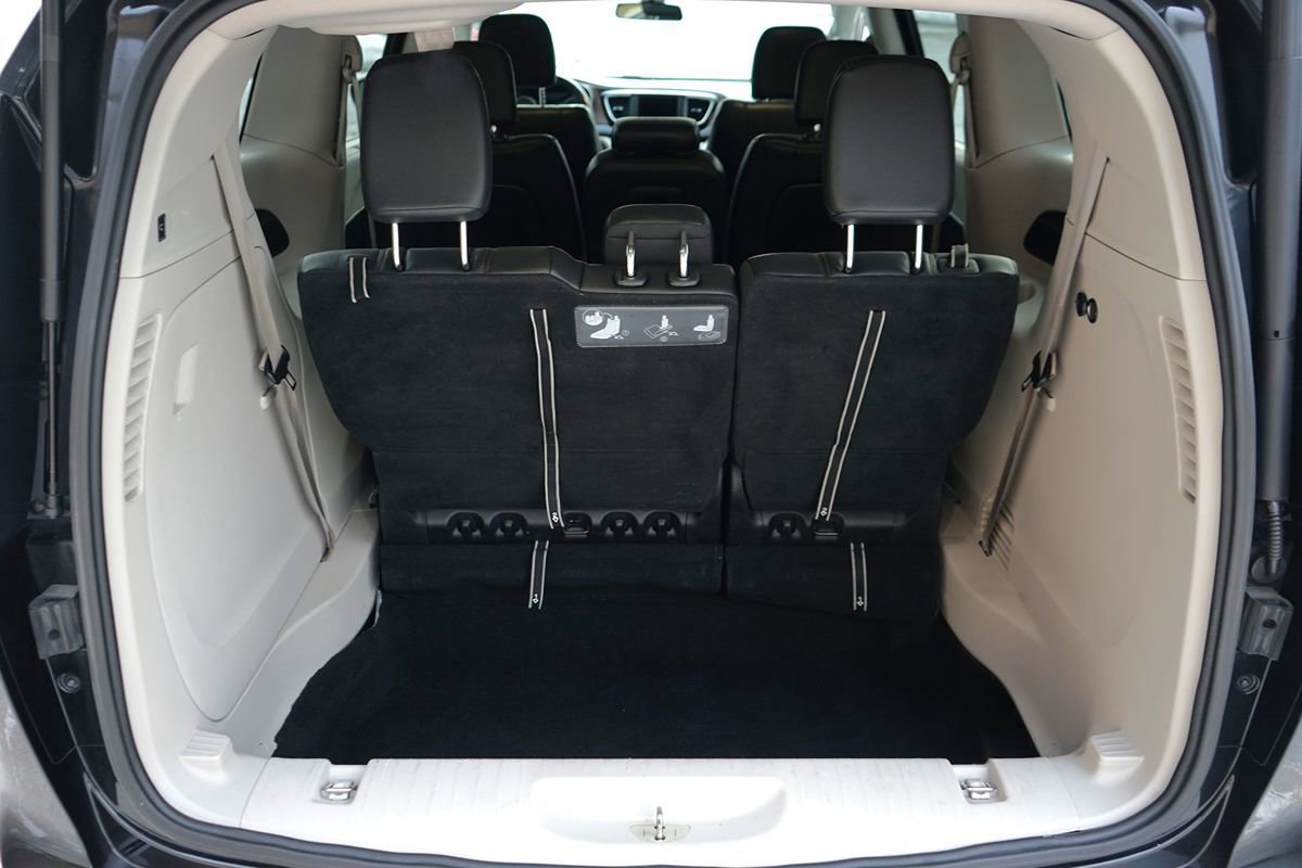 Used 2018 Chrysler Pacifica Touring-L FWD image 31