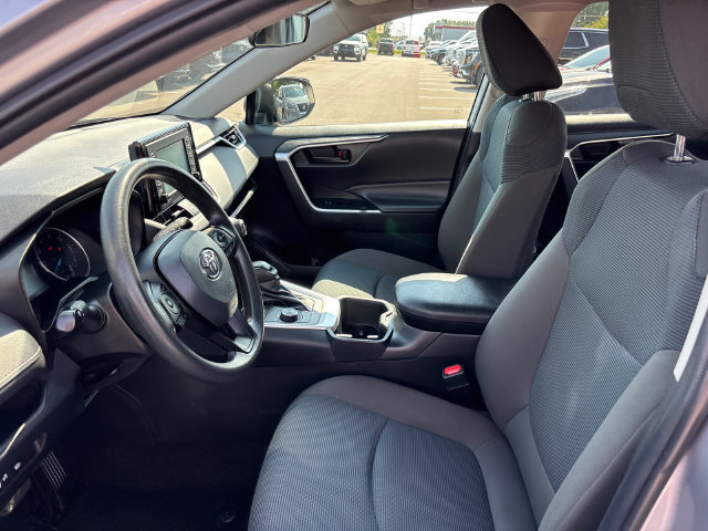 Used 2022 Toyota RAV4 LE AWD/4WD image 2