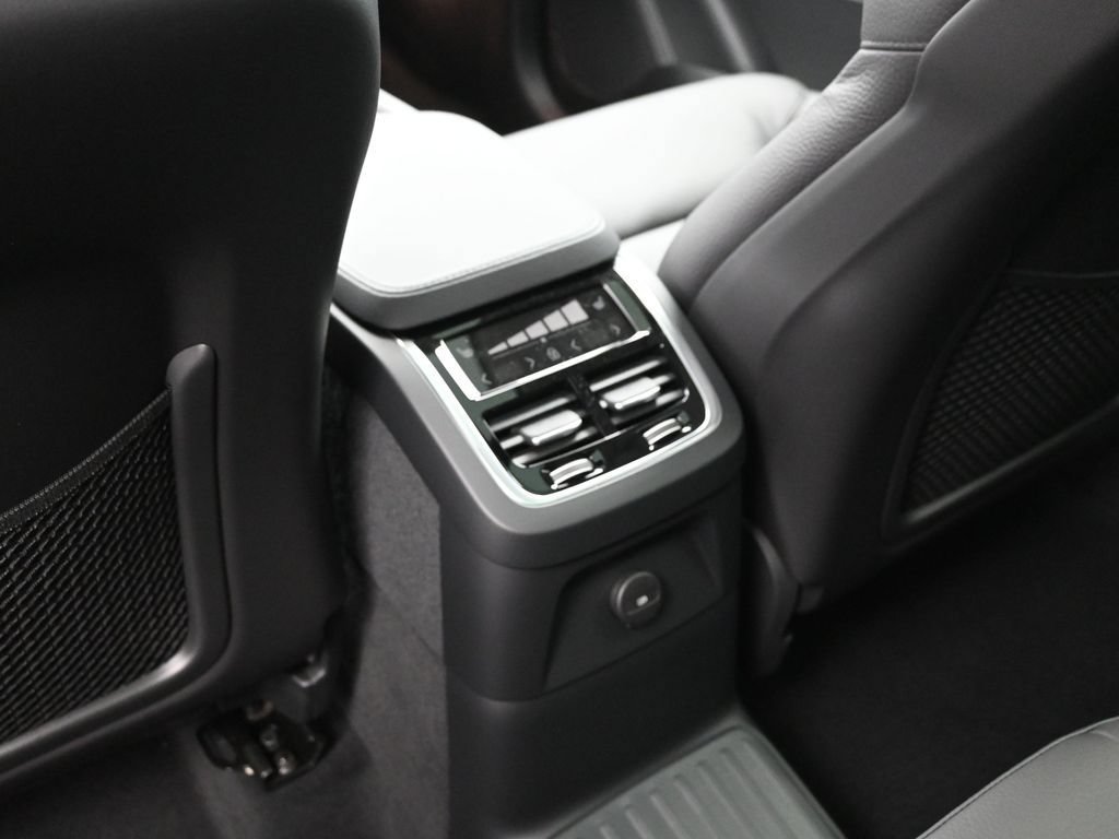 New 2025 Volvo XC90 T8 Core w/ Protection Package Premier AWD/4WD image 24