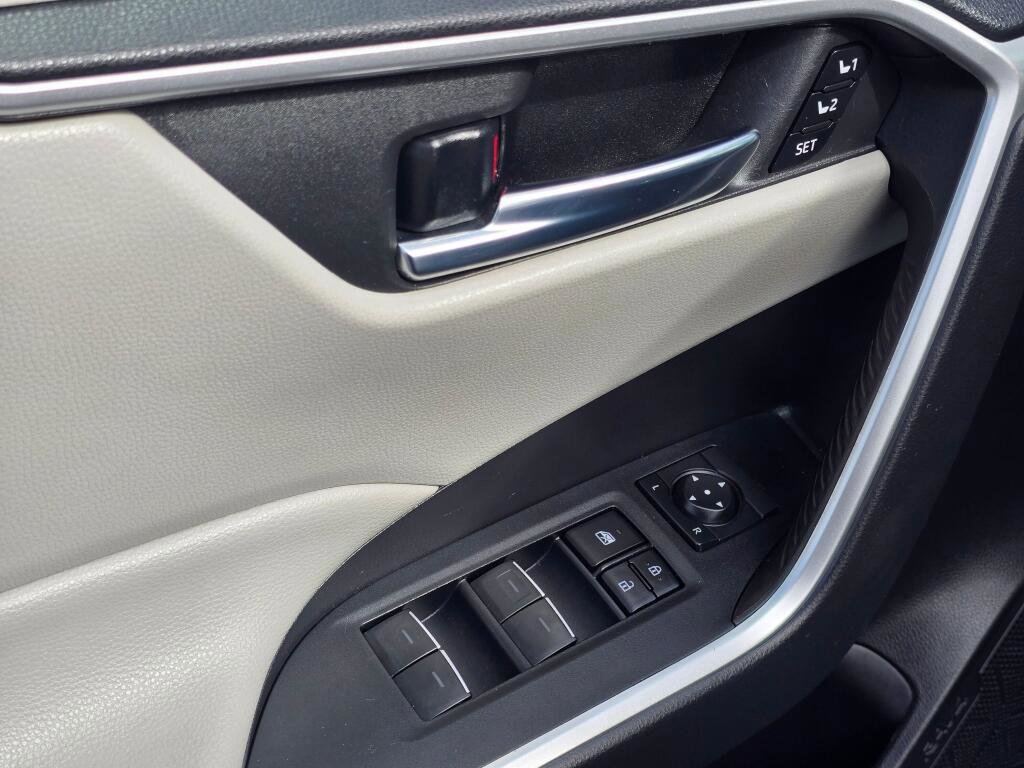 Used 2022 Toyota RAV4 XLE Premium image 37