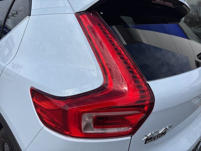 Used 2025 Volvo XC40 B5 Core image 11