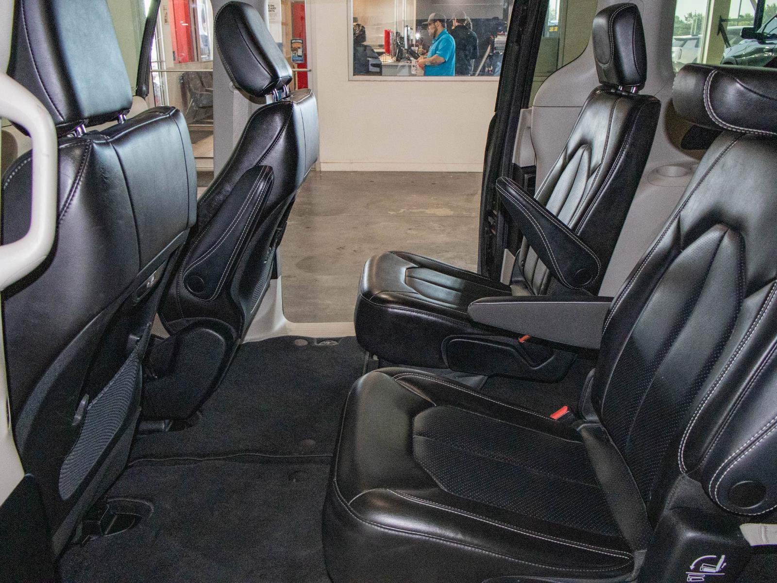 Used 2023 Chrysler Pacifica Touring-L FWD image 13