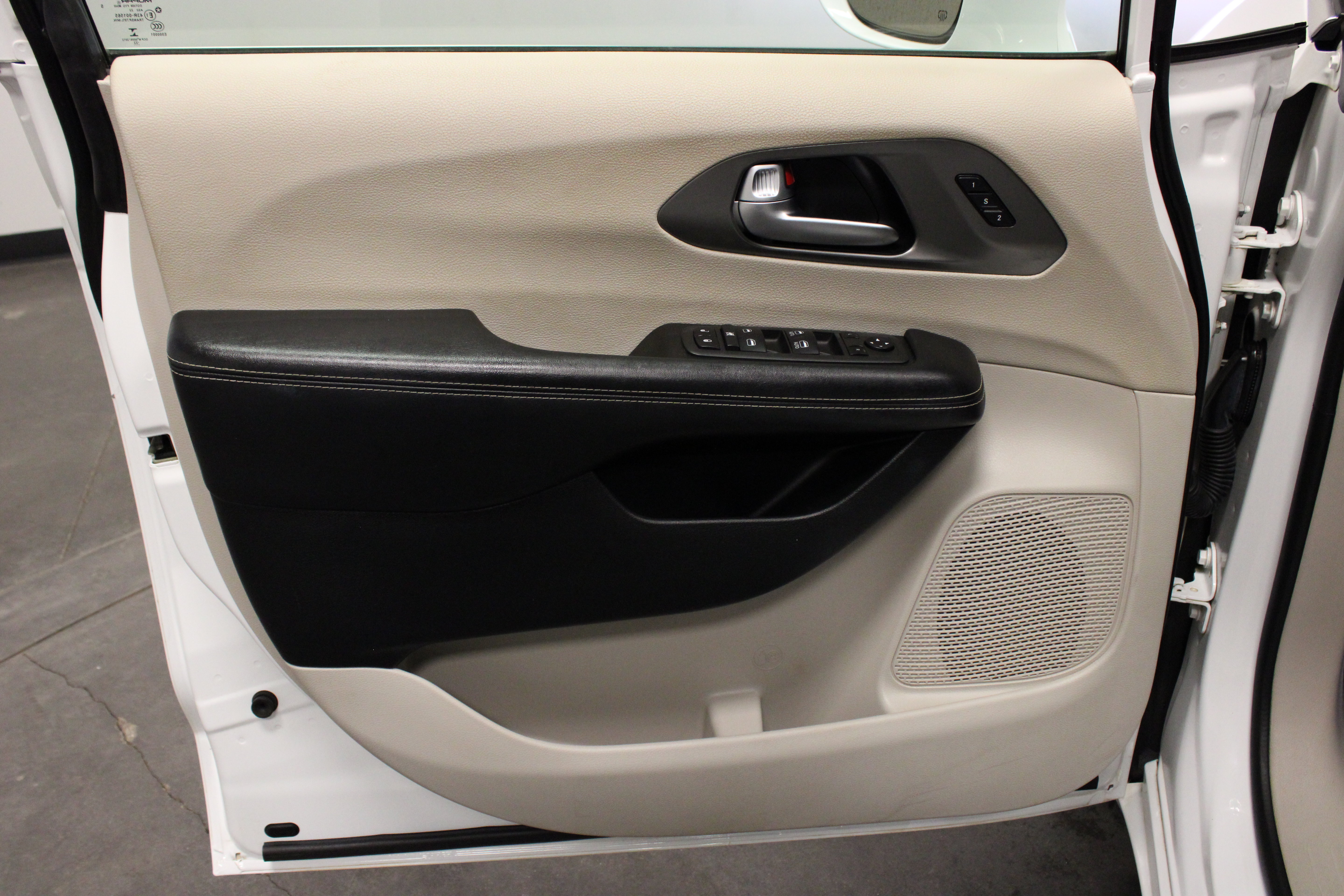 Used 2022 Chrysler Pacifica Touring-L FWD image 18