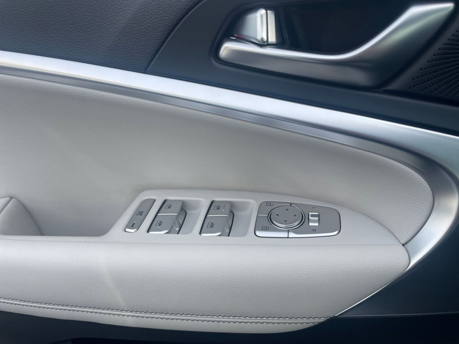 Used 2025 Genesis G70 2.5T image 20