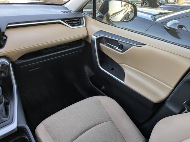 Used 2020 Toyota RAV4 XLE w/ Convenience Package image 15