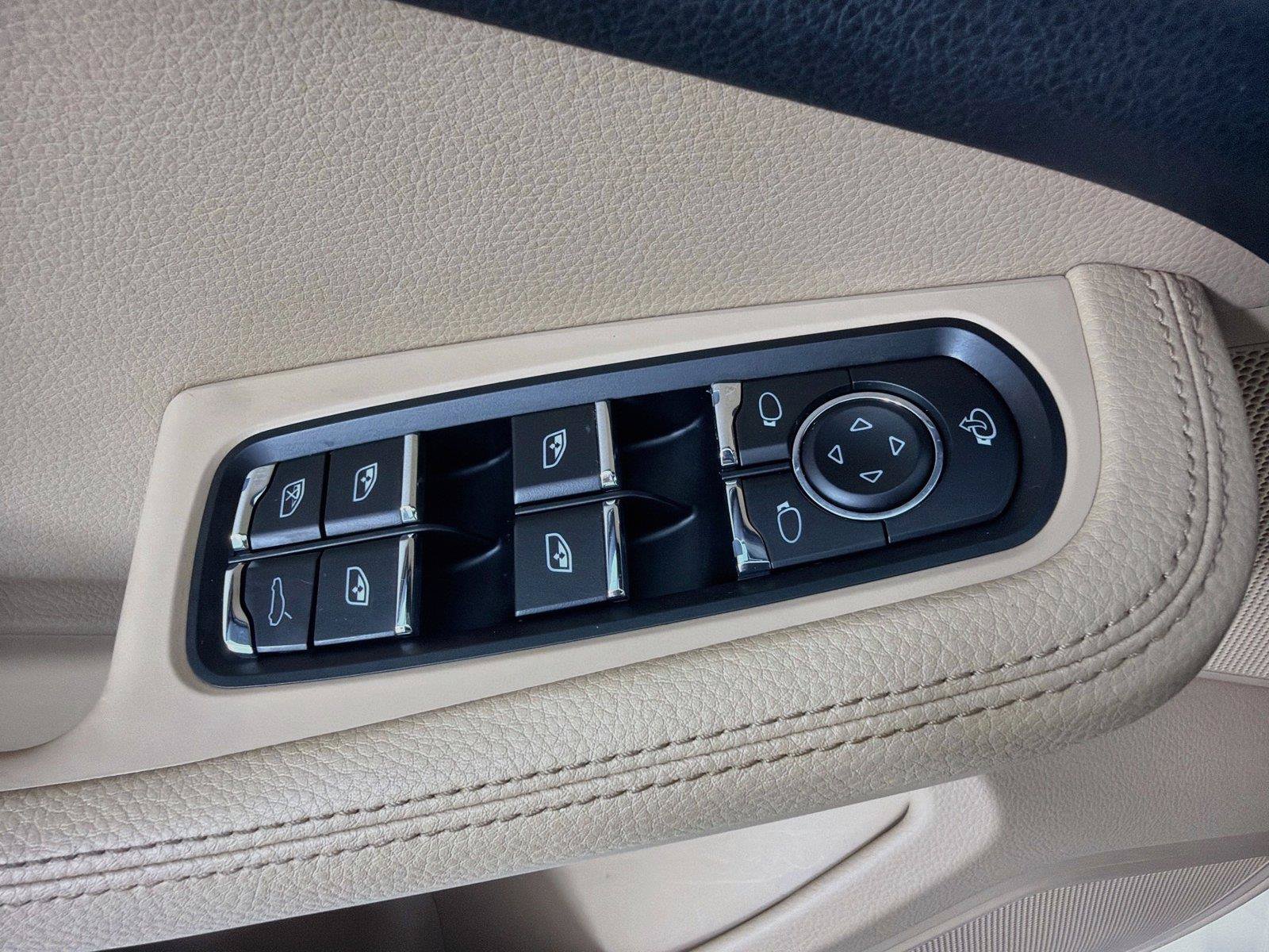 Used 2023 Porsche Macan AWD/4WD image 9