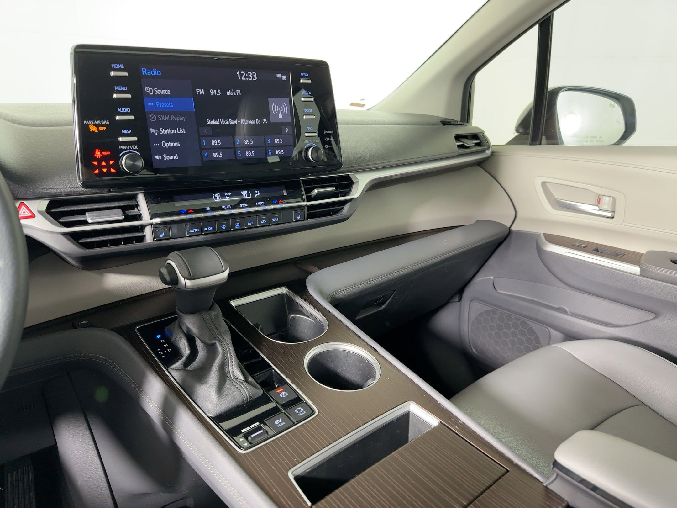 Used 2024 Toyota Sienna XLE image 25