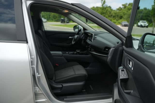 Used 2025 Nissan Rogue SV FWD image 19