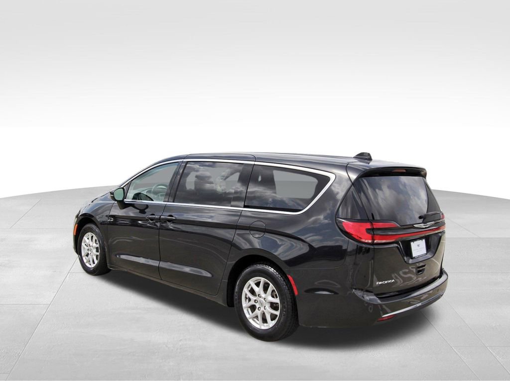Used 2023 Chrysler Pacifica Touring-L image 3