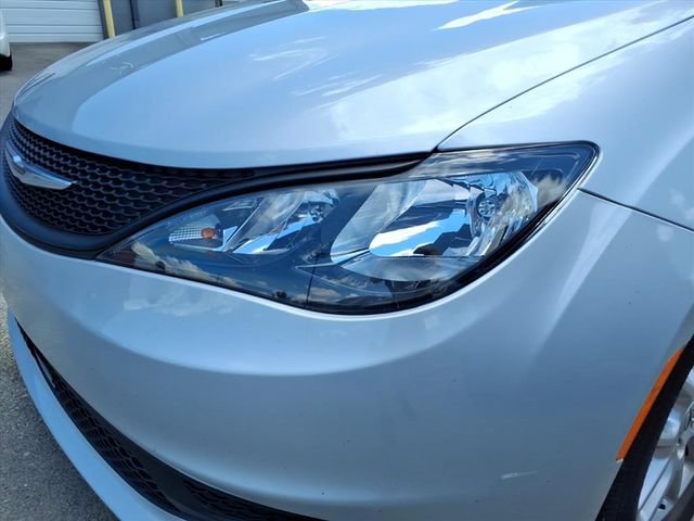 Used 2023 Chrysler Voyager LX FWD image 3
