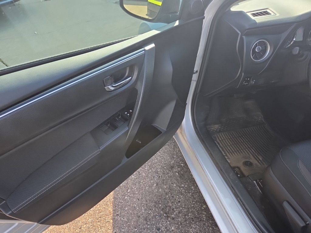 Used 2018 Toyota Corolla LE FWD image 13