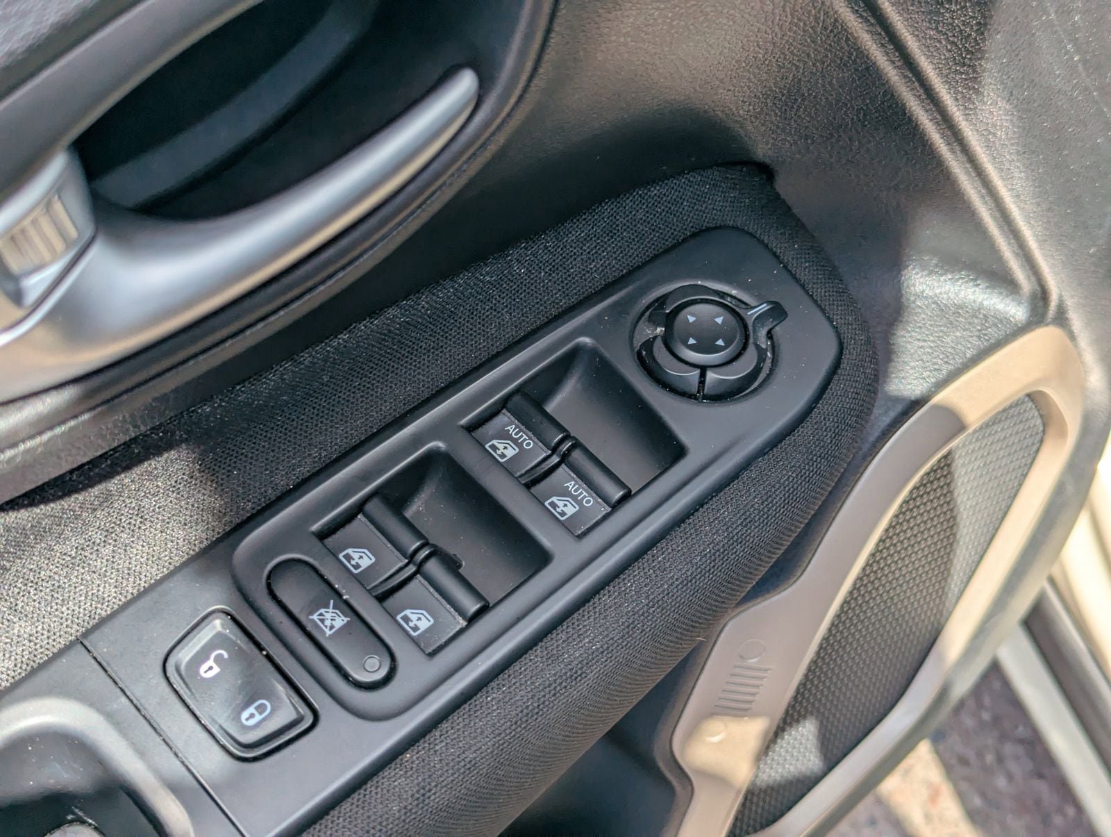Used 2015 Jeep Renegade Limited FWD image 21