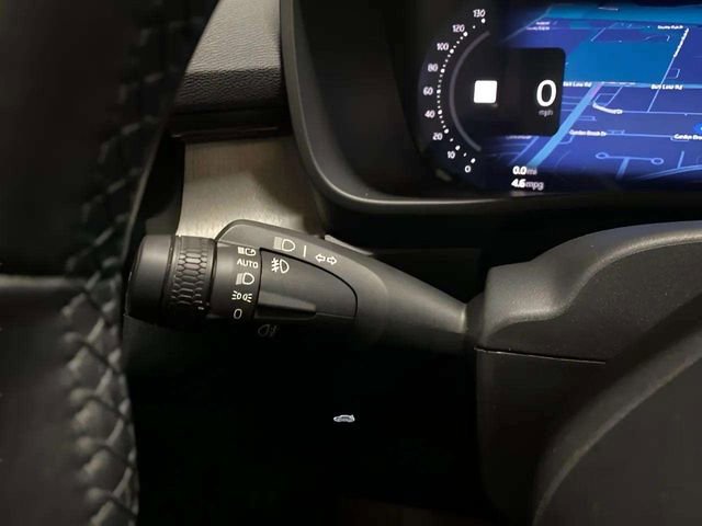 Used 2025 Volvo XC40 B5 Plus image 13