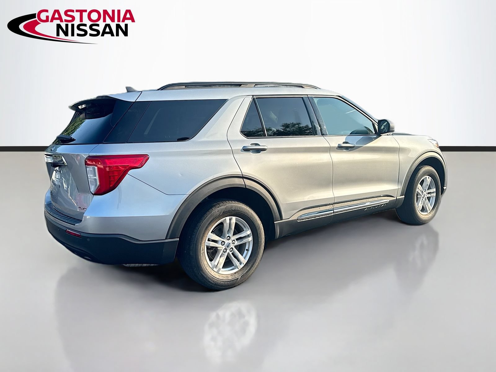 Used 2023 Ford Explorer XLT AWD/4WD image 9