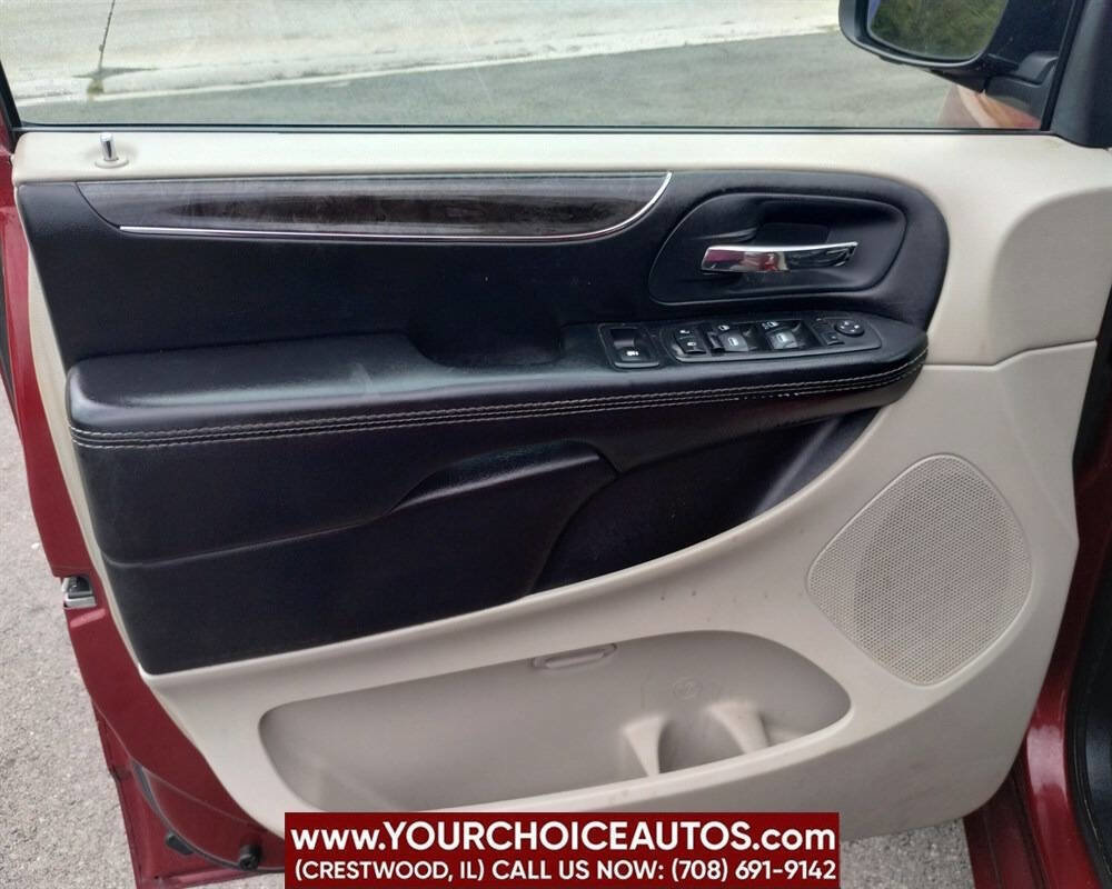 Used 2015 Chrysler Town & Country Touring image 12
