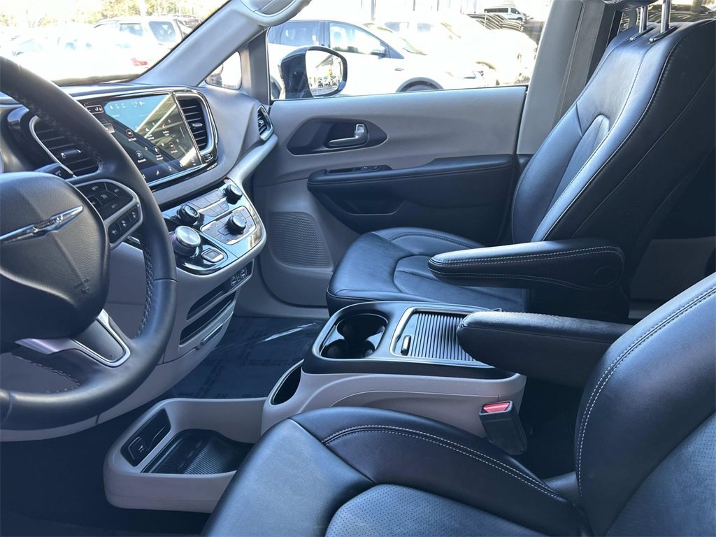Used 2024 Chrysler Pacifica Touring-L image 22