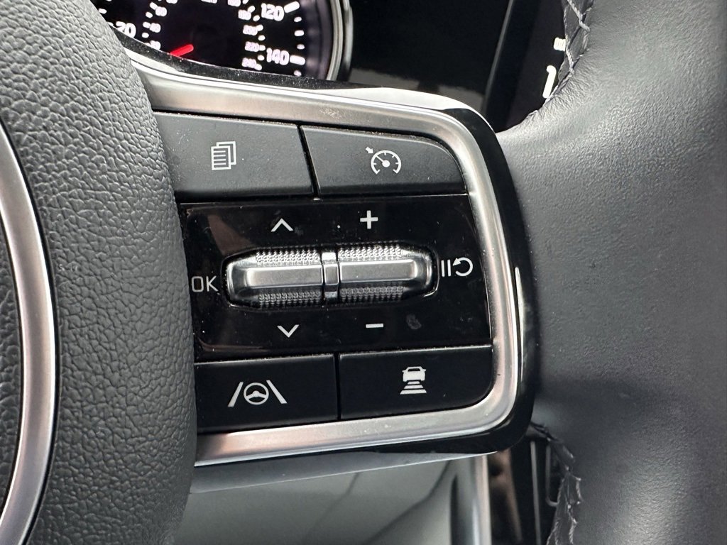 Used 2024 Kia Carnival EX image 23