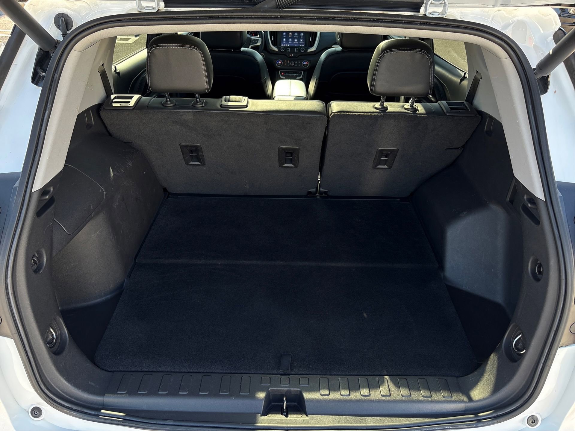 Used 2023 GMC Terrain SLT w/ Elevation Edition image 11