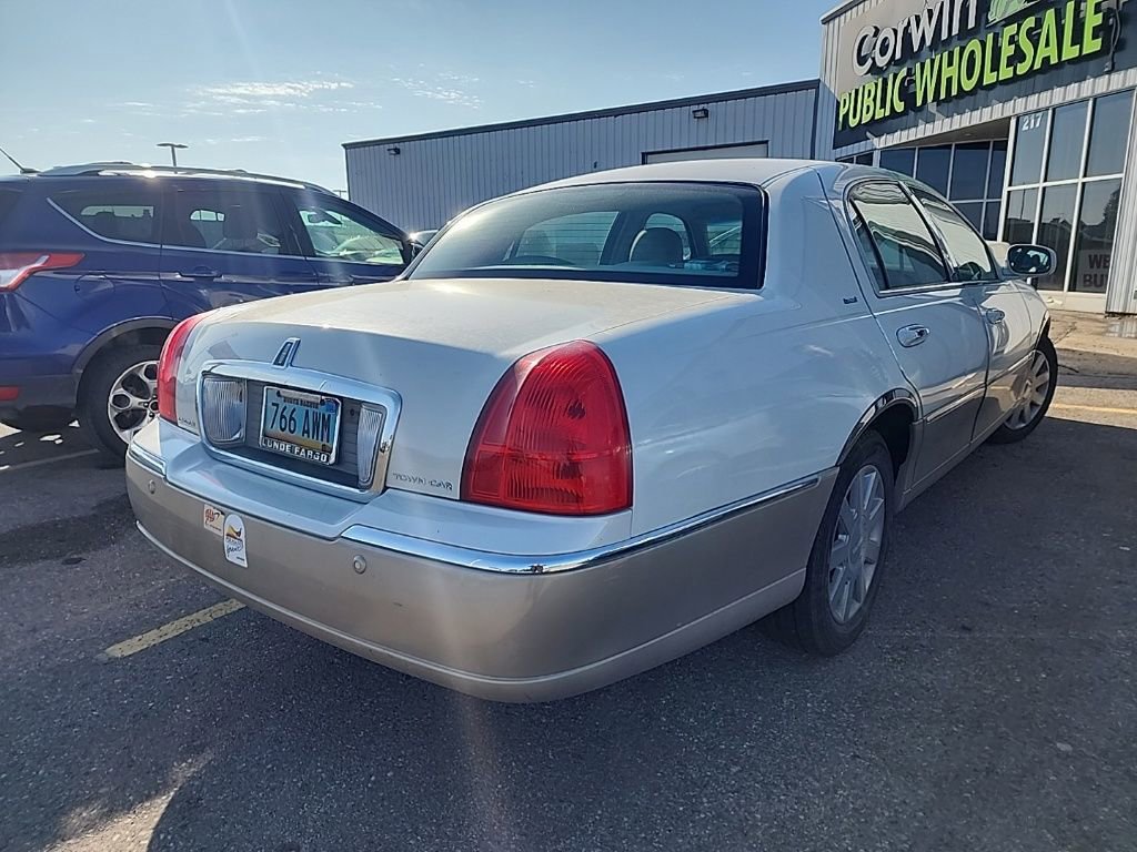 Used 2005 Lincoln Town Car Signature Limited image 4