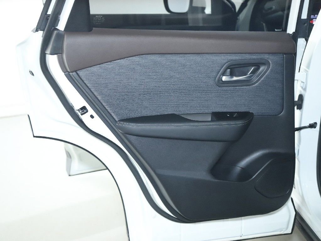 Used 2023 Nissan Rogue SV image 13