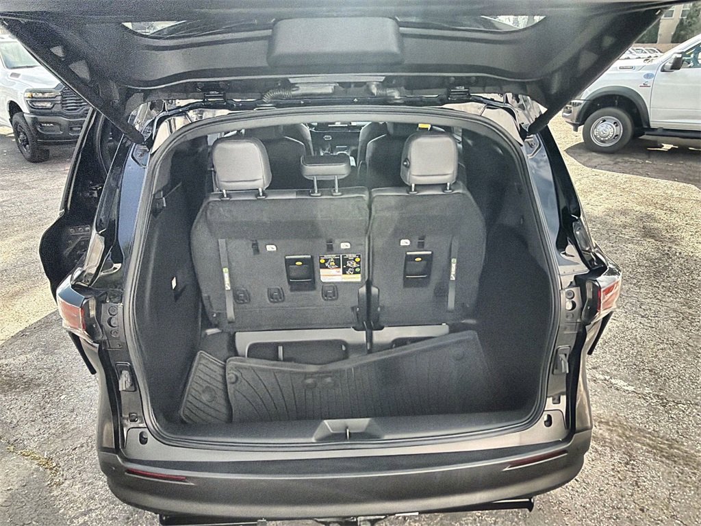 Used 2024 Toyota Sienna XLE Woodland Edition image 21