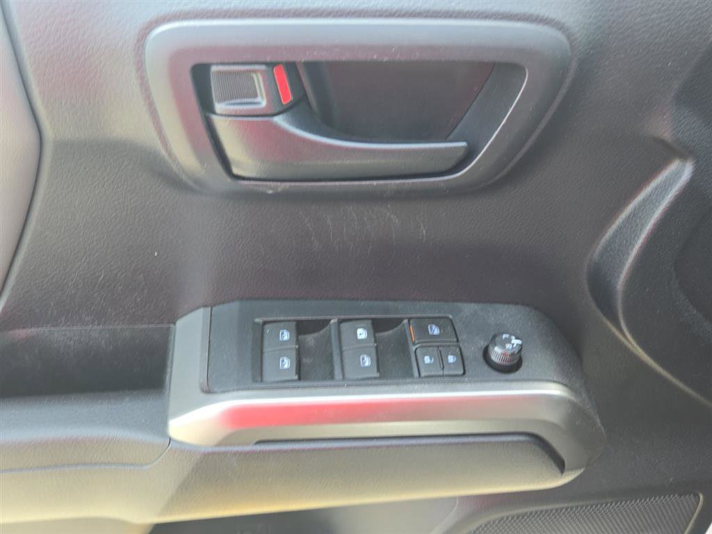 Used 2020 Toyota Tacoma SR5 AWD/4WD image 16