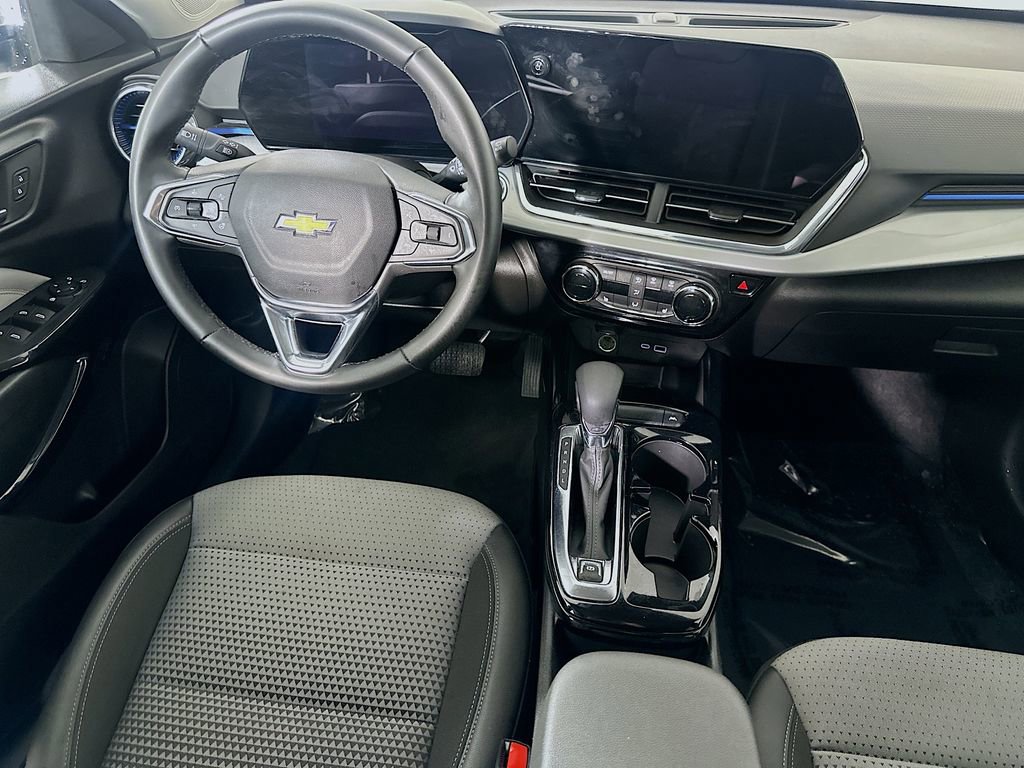 Used 2025 Chevrolet Trax LT w/ LT Convenience Package FWD image 17