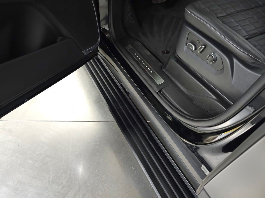 Certified 2023 Cadillac Escalade Sport Platinum w/ LPO, ONYX Package AWD/4WD image 17