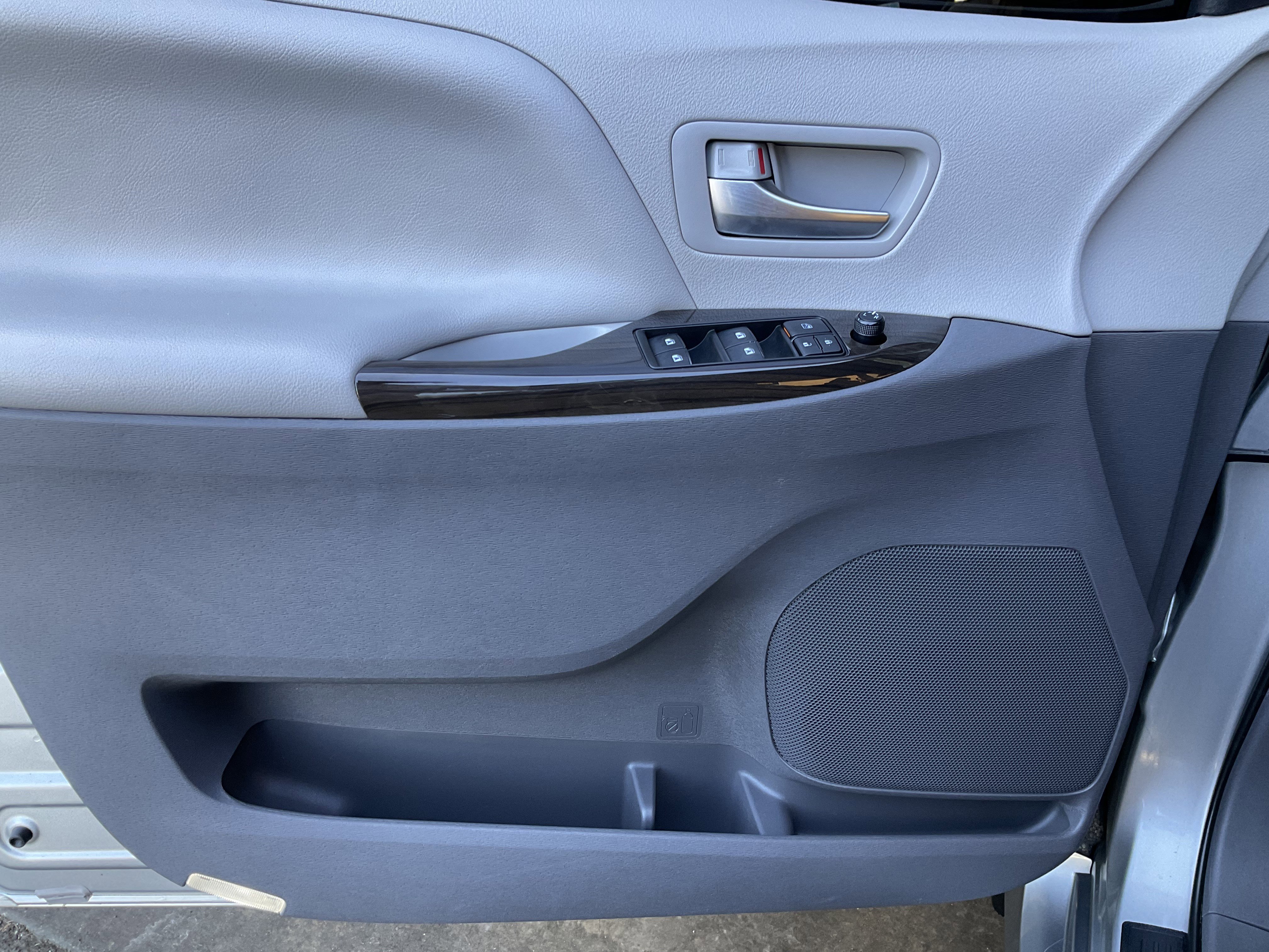 Used 2019 Toyota Sienna XLE w/ XLE Navigation Package AWD/4WD image 27