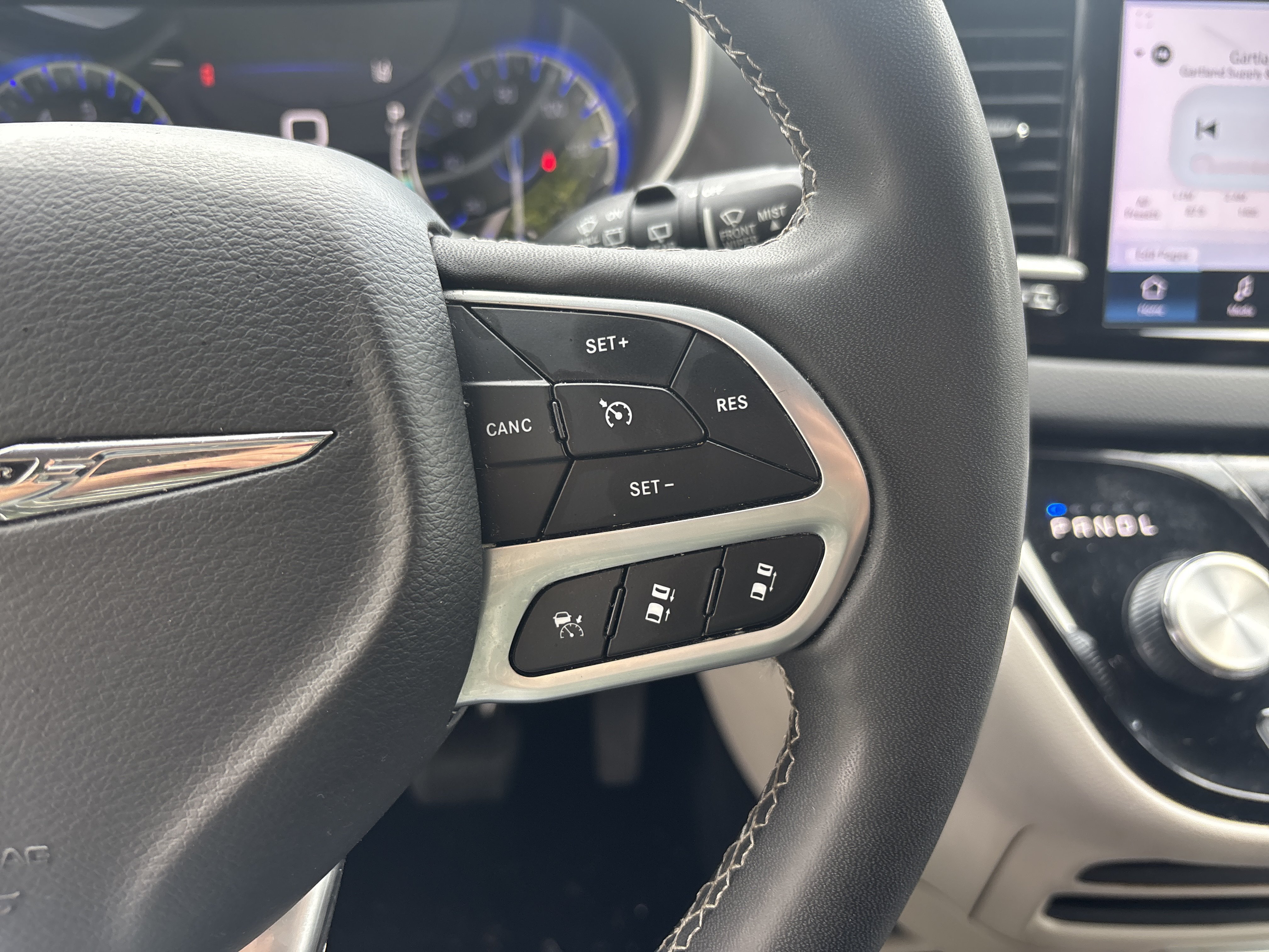Used 2023 Chrysler Pacifica Touring-L FWD image 21