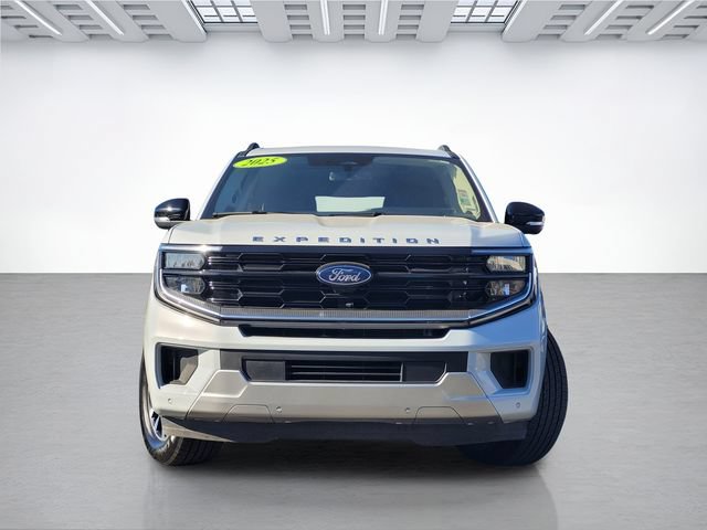 Used 2025 Ford Expedition Platinum AWD/4WD image 2
