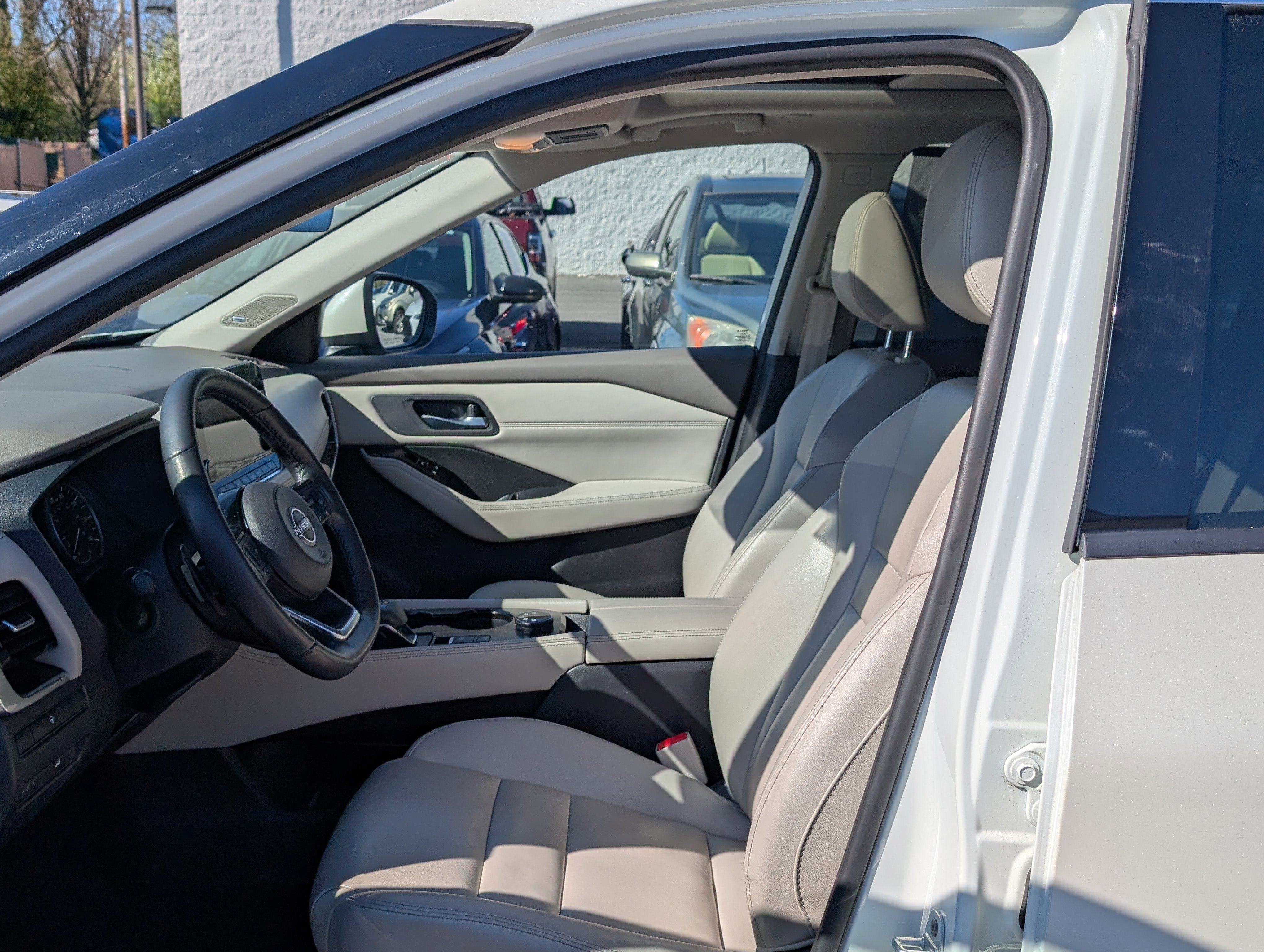 Used 2023 Nissan Rogue SL w/ SL Premium Package image 16