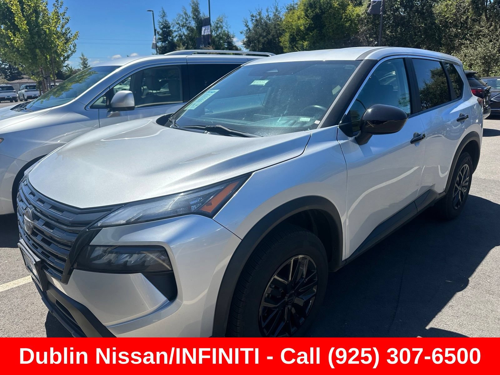 Used 2024 Nissan Rogue S AWD/4WD image 2