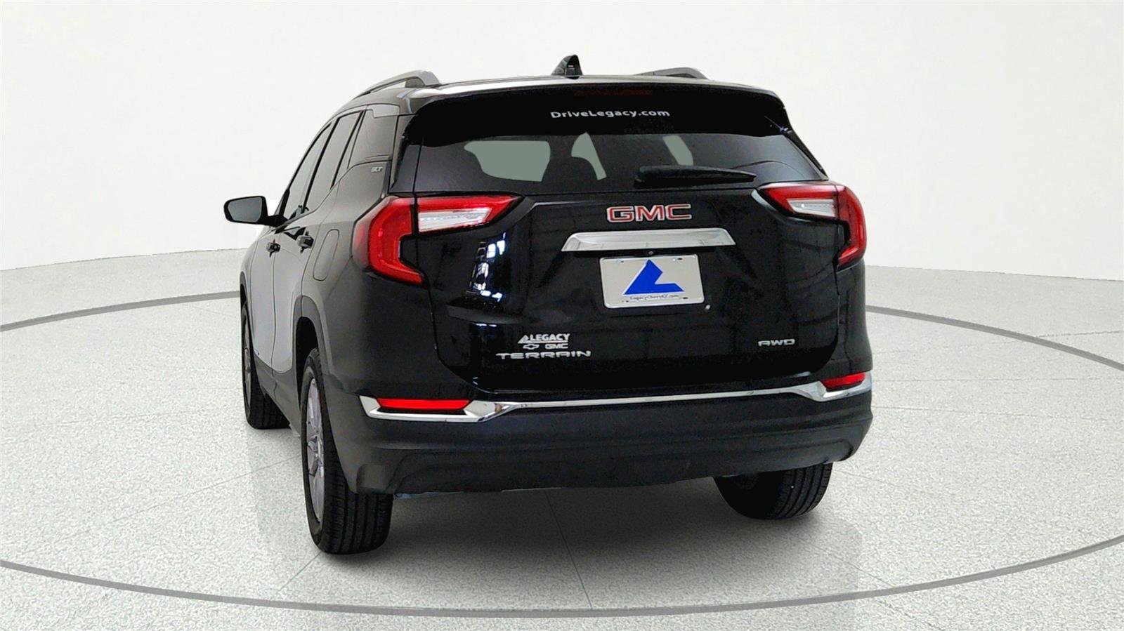 Used 2024 GMC Terrain SLT AWD/4WD image 3