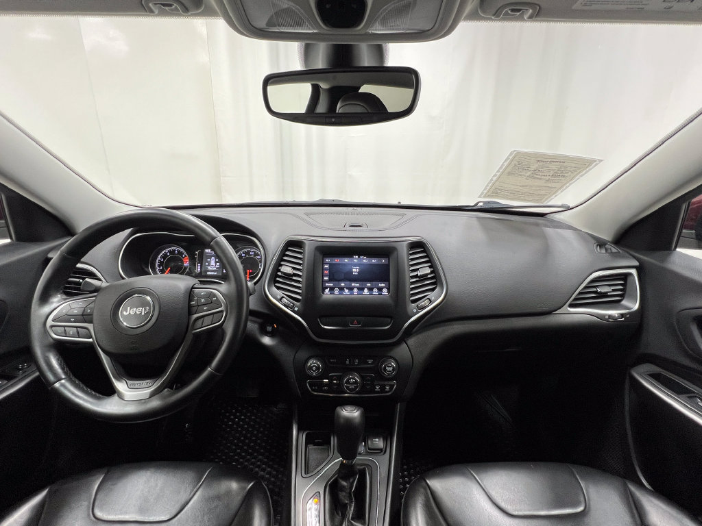 Used 2019 Jeep Cherokee Latitude Plus w/ Comfort/Convenience Group FWD image 17