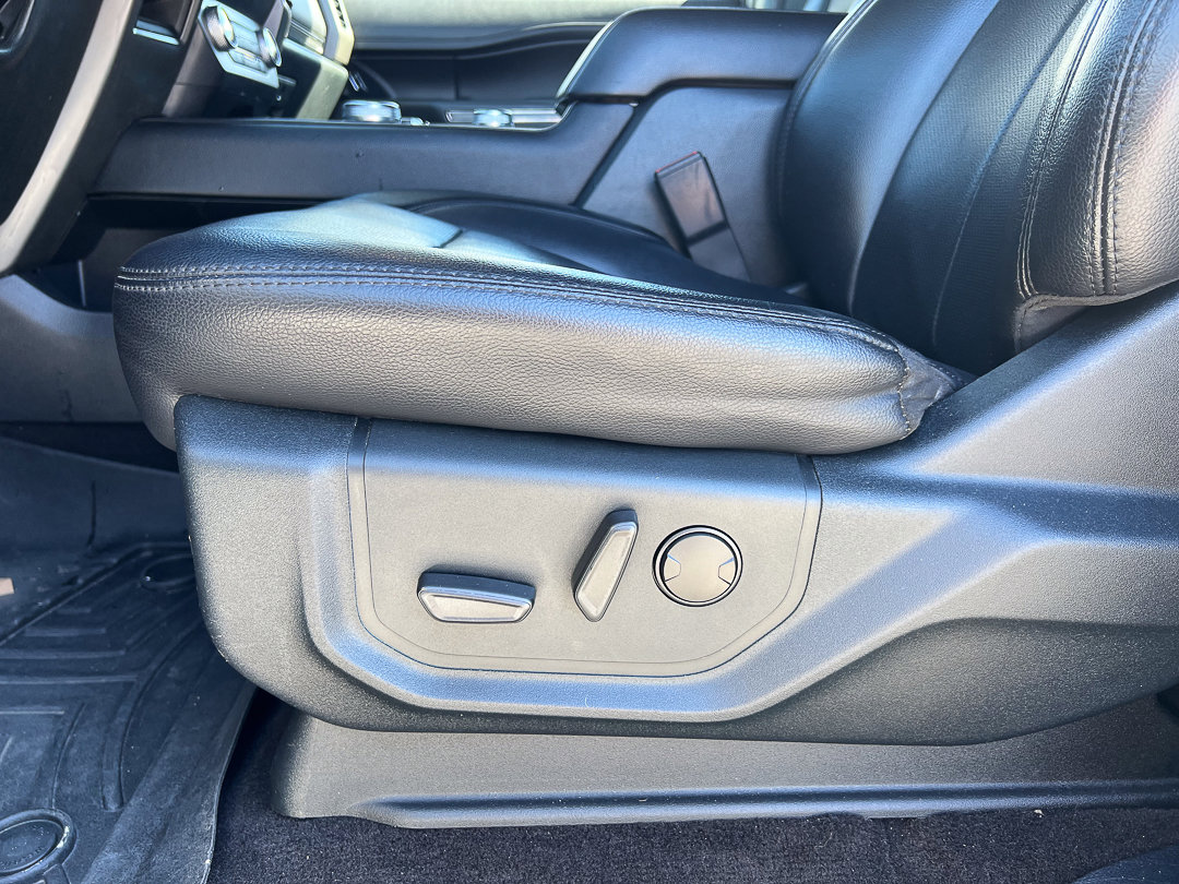 Used 2020 Ford Expedition XLT w/ Equipment Group 202A AWD/4WD image 21