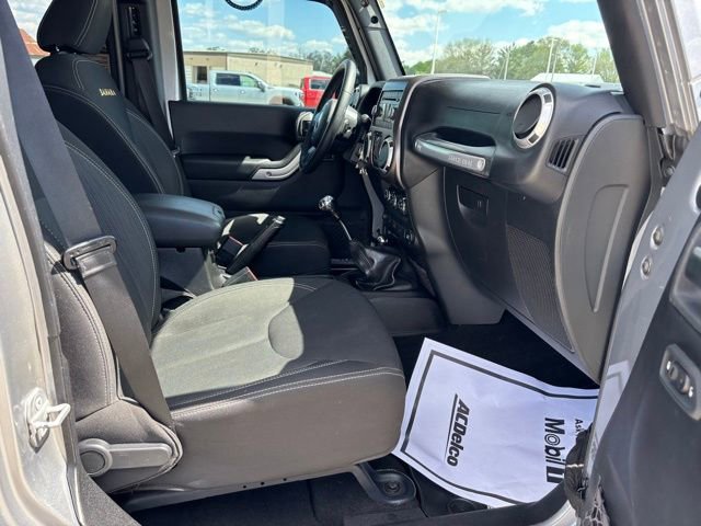 Used 2015 Jeep Wrangler Unlimited Sahara w/ Dual Top Group AWD/4WD image 19