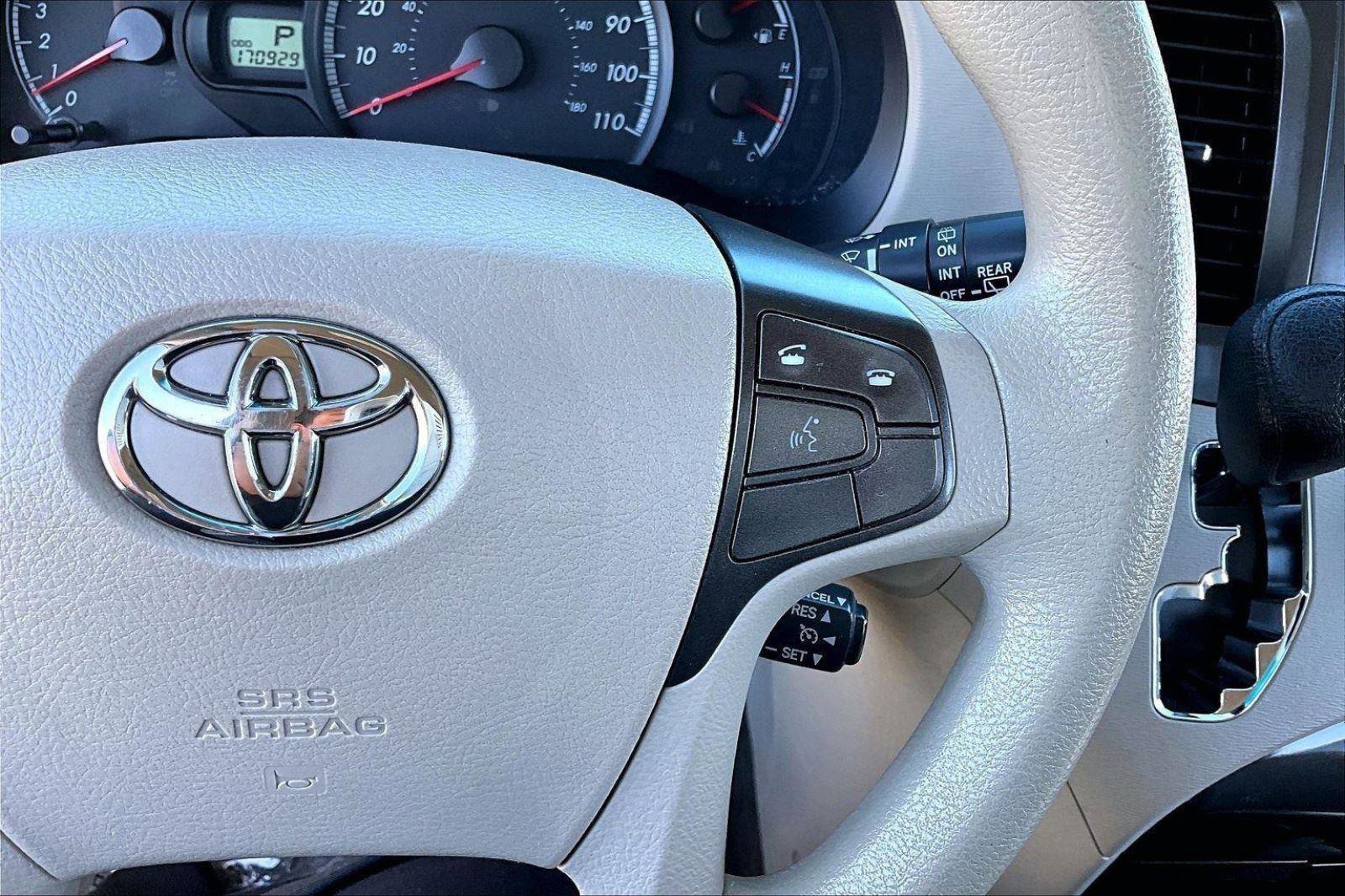 Used 2013 Toyota Sienna LE w/ Towing Pkg image 17