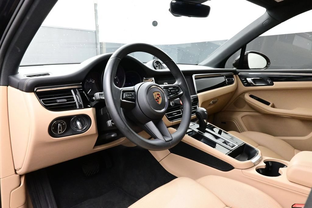 Certified 2025 Porsche Macan AWD/4WD image 4