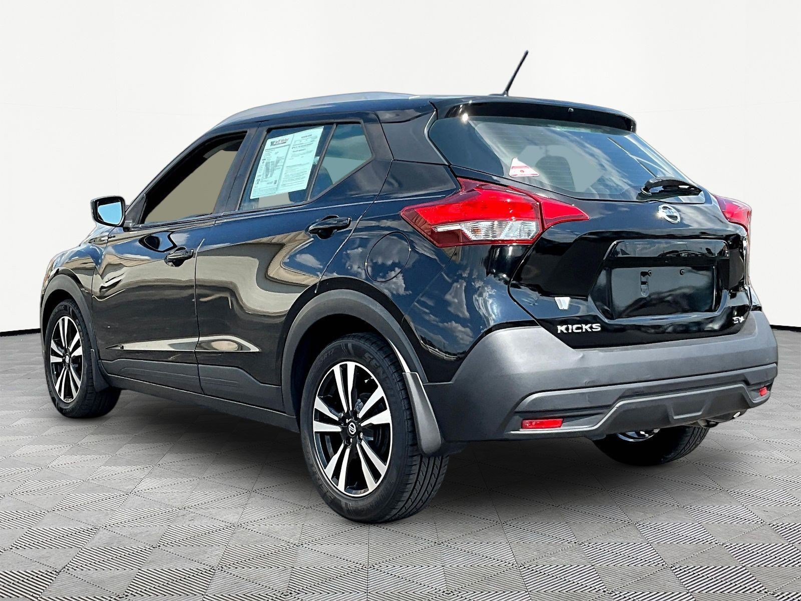 Used 2018 Nissan Kicks SV FWD image 4