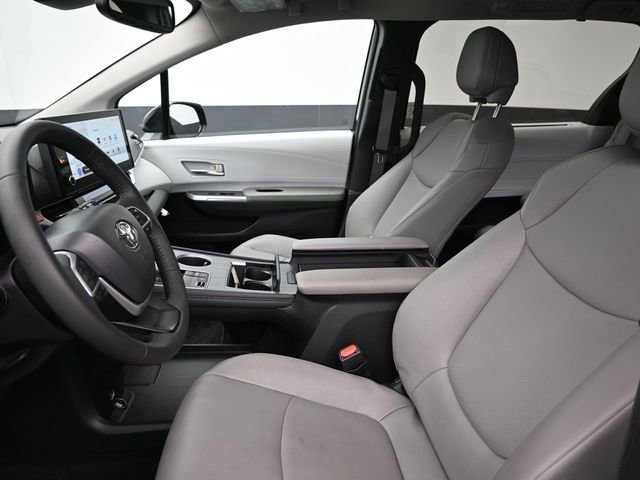 Used 2025 Toyota Sienna XLE image 28