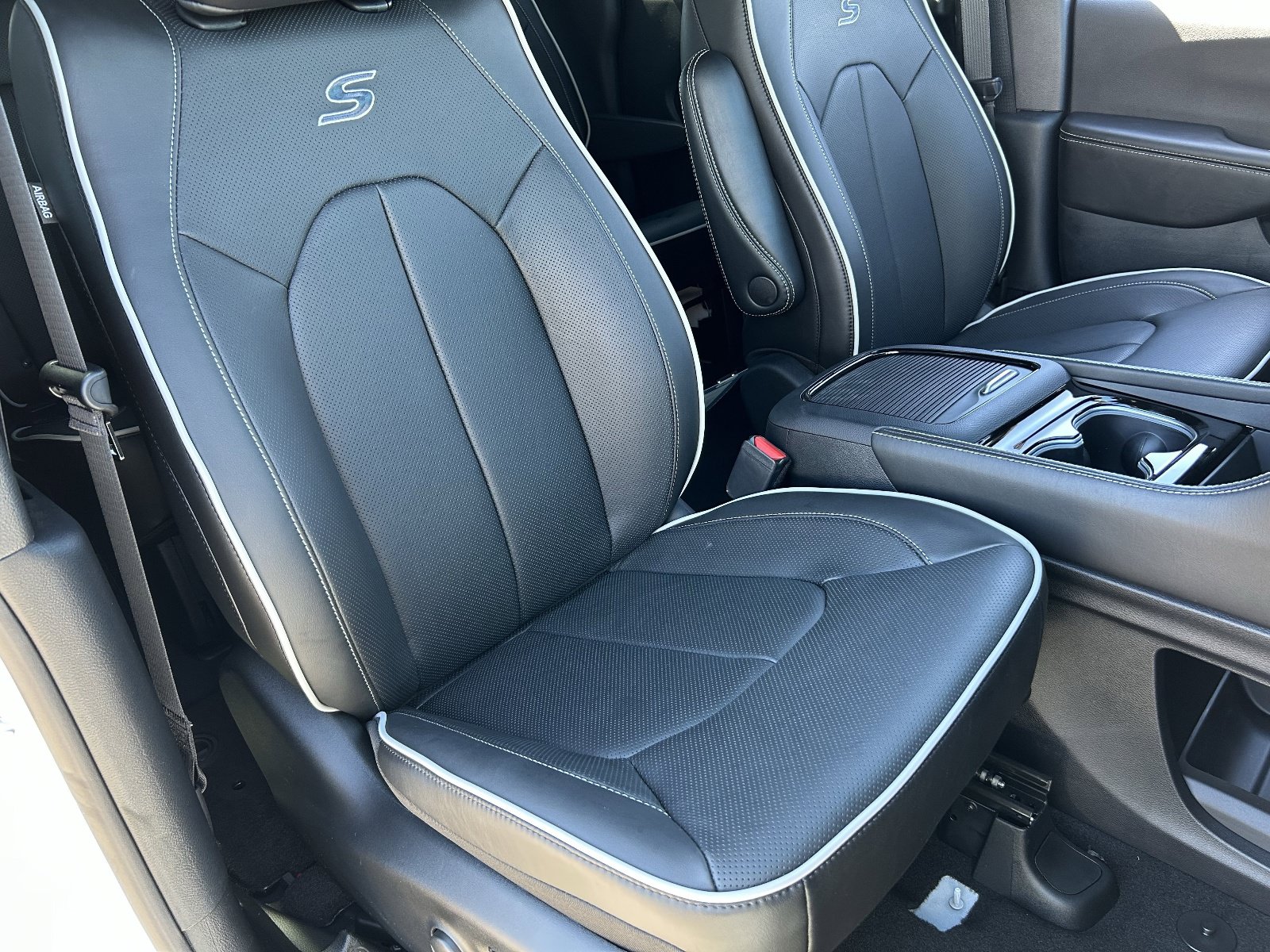 New 2026 Chrysler Pacifica Limited w/ S Appearance Package FWD image 8